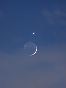 「雲に隠れる月と金星」