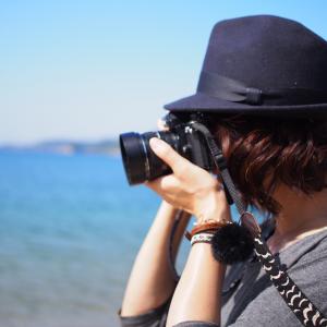 どんぐりと枯葉を大事に抱えた秋の子リスちゃん | GANREF