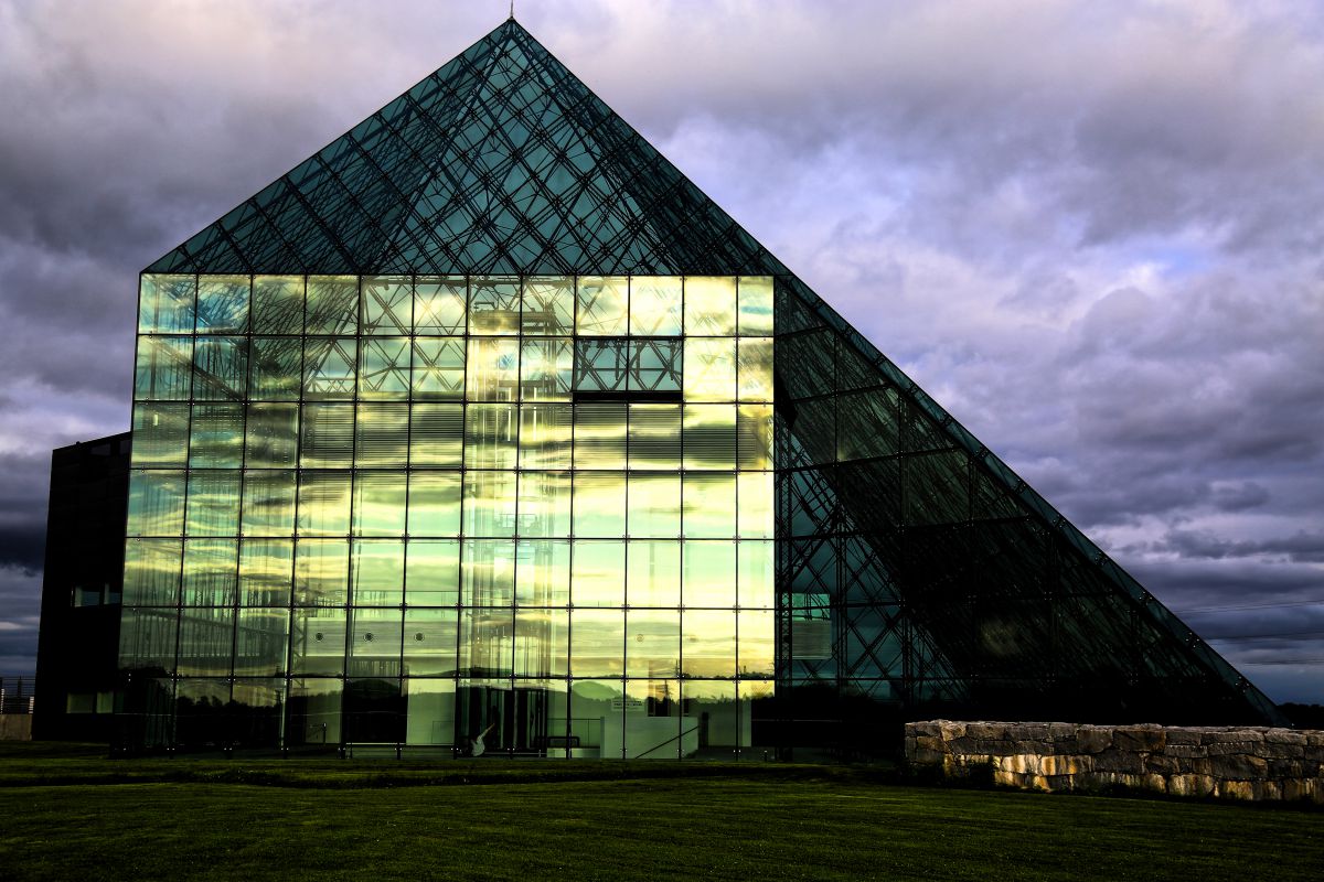 ガラスのピラミッド（北海道）